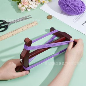 Enrouleur de fil en bois, outil de tricot, couleur bois brun, utilisation sur bureau, pour le tri des fils et l'aide au tricot - Product Image 3