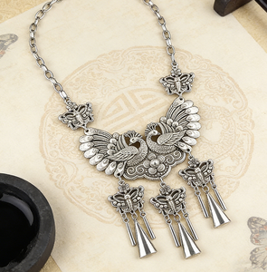 قلادة مياو الفضية المزدوجة على شكل طاووس للجنسين، قلادة همونغ عرقية مميزة بتصميم ياقة وشاح، مزينة بشرابات على شكل فراشة ومخروطية، هدية بوهيمية عتيقة - Product Image 5