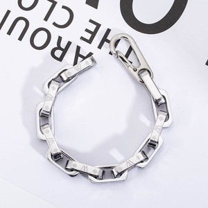 สร้อยข้อมือโซ่เหล็กไทเทเนียมทรงเรขาคณิต 21 ซม. พร้อมสลักตัวอักษร W สำหรับผู้ชาย เครื่องประดับแฟชั่น - Product Image 1