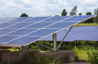 Structure de montage solaire au sol en acier robuste pour projets utilitaires avec aménagement de panneaux à hauteur flexible et options de fondation