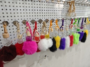 Vente directe d'usine de flacons de parfum de voiture de luxe de couleur, styles variés, prix de gros. Flacons vides - Product Image 2