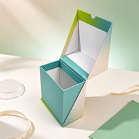 Boîte cadeau rigide en papier avec dégradé turquoise personnalisé, finition mate, impression de marque et insert pour emballage cadeau de cosmétiques et de parfums