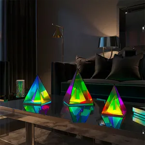 Nuevo diseño acrílico pirámide triángulo decoración del hogar luz de noche dormitorio mesita de noche cubo Multicolor lámpara de mesa