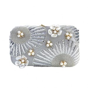 Sac à main de luxe pour femme avec clous métalliques pour le dîner, style pochette, idéal pour les occasions formelles et les événements nocturnes - Product Image 1