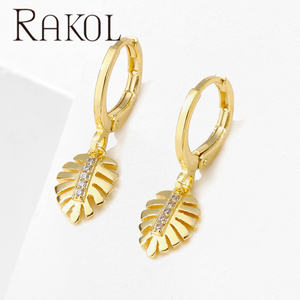 RAKOL EP5216 Pendientes de diseñador de moda para mujer en forma de hoja chapada en oro - Product Image 2