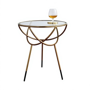 Table basse moderne portable de forme et de taille personnalisées avec finition dorée, cadre en métal minimaliste et plateau en verre pour chambre à coucher - Product Image 1