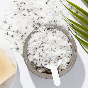 Sel de bain écologique personnalisé avec logo OEM dans un récipient en verre pour adultes - Product Image 3