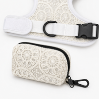 Ensemble Harnais et Laisse pour Chien en Dentelle avec Sac à Déchets, Harnais Gilet Floral Blanc avec Laisse en Corde Tressée, Ensemble de Promenade Réglable pour Chien