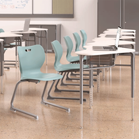 Meubles d'école modernes en bois, ensemble de bureaux et de chaises pour les élèves, salle de classe d'activités