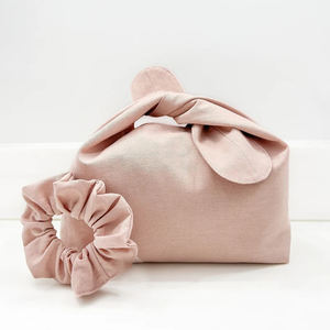 Borsa <span class=keywords><strong>da</strong></span> <span class=keywords><strong>viaggio</strong></span> <span class=keywords><strong>per</strong></span> il trucco minimalista <span class=keywords><strong>da</strong></span> donna con ricamo all'ingrosso Logo personalizzato borsa cosmetica in lino annodata - Product Image 1