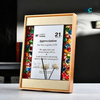 Plaque de récompense en cristal en gros avec cadre métallique doré et pierres colorées pour cadeaux d'affaires et reconnaissance annuelle, OEM ODM