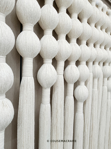 Grande Decorazione da Parete in Macramè Fatta a Mano con Nappe in Cotone Beige per Soggiorno - Product Image 5