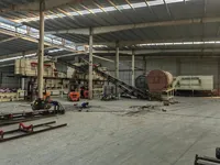 Ligne de production entièrement automatique de panneaux de particules, équipement de fabrication de panneaux de particules, machine à compresser les palettes en bois