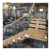 Escaliers flottants intérieurs modernes avec structure métallique droite durable, marches en verre et en bois pour maison et villa