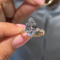 Bague en or 18 carats avec diamant de laboratoire taille marquise, bande pavée torsadée, pierres latérales rondes et galerie florale – Joaillerie fine