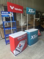 Table de promotion portable avec support de démonstration portable avec affichage de bannière supérieure et sac de transport