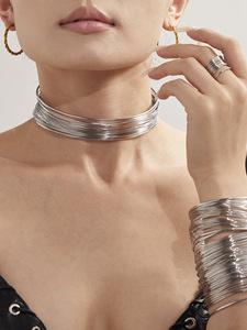 Ensemble de bijoux pour femme en acier inoxydable plaqué or véritable 18 carats, fait main, brossé, style western exagéré, comprenant collier ras-du-cou, bracelet et bague. - Product Image 5