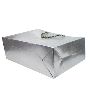 Bolsa de Papel de Regalo Plateada con Estampado Dorado de Lujo y Asa de Cuerda para una Experiencia de Compra de Boutique de Lujo - Product Image 5
