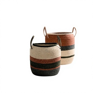 Panier à linge artisanal bohème en jonc de mer tressé avec rayures et poignées, idéal pour la décoration du salon - Product Image 1