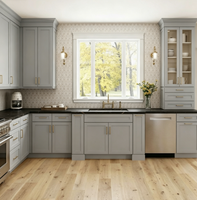 Meubles de cuisine en bois massif style Shaker, sur mesure en forme de L pour toute la maison, avec îlot central à bord cascade et plan de travail en quartz noir