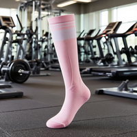 Vente en gros logo personnalisé haute qualité athlétique femmes filles Yoga Pilates genou haut professionnel serviette-semelle Compression chaussettes de sport