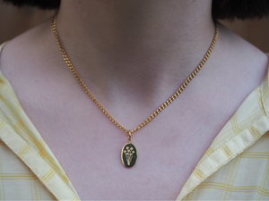 Collar de flores de oro de 18 quilates con colgante floral grabado, regalo para ella, collar de cuentas de acero inoxidable de lujo de la marca HR - Product Image 5