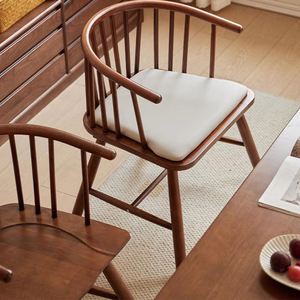 Chaise de salle à manger en bois massif avec accoudoirs rembourrés, style nordique, pour salle à manger, usage adulte - Product Image 1