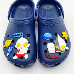 Breloques de chaussures <span class=keywords><strong>super</strong></span>-<span class=keywords><strong>héros</strong></span> populaires en gros, décorations de chaussures de dessins animés japonais, <span class=keywords><strong>accessoires</strong></span> en PVC souple pour enfants et fans - Product Image 5