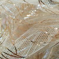 Le tissu en polyester 100% est la teinture, la feuille, le tissage et le style simple, adapté à la fabrication de robes à rideaux et d'autres vêtements