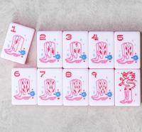 Direktverkauf ab Werk: Miss Cowgirl Elegance Amerikanische Mahjong-Steine, Unterhaltungsstiefel, Spielzeugpistolen, Transparente Lucite- und Hot-Pink-Schichten