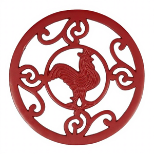 Salvamanteles de cocina de gallo rojo de aluminio fundido con pies de goma para platos calientes - Product Image 1