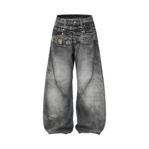 Vaqueros de estilo urbano con corte curvo y estampado decorativo en la cintura, lavado degradado para hombre - Product Image 3