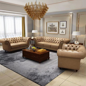 Canapé trois places de style country américain pour salon, en cuir de vachette pleine fleur, cuir huilé, avec boucle vintage, couleur rouge bordeaux - Product Image 3