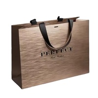 Sac cadeau en papier de luxe personnalisé, papier couché mat, emballage pour vêtements et cosmétiques de boutique, logo personnalisé OEM, échantillon gratuit