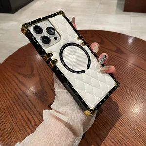 Vente en gros <span class=keywords><strong>de</strong></span> design haut <span class=keywords><strong>de</strong></span> gamme <span class=keywords><strong>de</strong></span> luxe pour étui <span class=keywords><strong>de</strong></span> téléphone magnétique en cuir PU avec treillis <span class=keywords><strong>de</strong></span> diamant pour iPhone couverture <span class=keywords><strong>de</strong></span> téléphone portable - Product Image 1