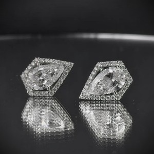 IGI chứng nhận Bông tai Stud kim cương được trồng trong phòng thí nghiệm bằng vàng 18K, thiết kế hình lục giác độc đáo với đá trung tâm cắt lạ mắt - Product Image 3