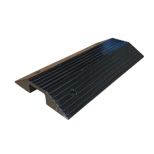 <span class=keywords><strong>Rampe</strong></span> <span class=keywords><strong>de</strong></span> <span class=keywords><strong>seuil</strong></span> portable en caoutchouc <span class=keywords><strong>de</strong></span> type pont pour trottinette électrique, pour franchir les rebords et les marches, vente en gros Zhejiang Three Doors Home - Product Image 2