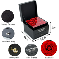 Boîte à fleurs artificielles à fleurs roses en gros bon marché de Chine avec rose éternelle et collier