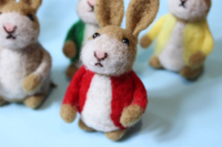 Petit lapin multicolore en laine artisanale Peter Rabbit
