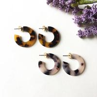 Boucles d'oreilles créoles en écaille de tortue noire et blanche personnalisées en gros, boucles d'oreilles en forme de C en acétate, légères et compactes pour un usage quotidien