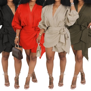 เดรสแฟชั่นผู้หญิงแบบลำลอง สีพื้น แต่งผ้าแบบแพทช์เวิร์ค จับจีบ สายเดี่ยว คอวี ผูกเอว - Product Image 1