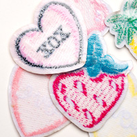 Fabricant Designer Grands patchs en tissu Logo brodé personnalisé Autocollant de marque Fer sur l'écusson de broderie tissé chapeau fraise