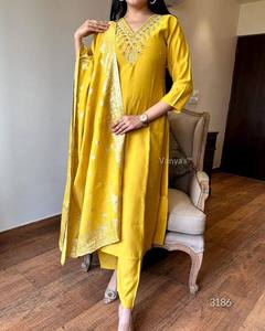 Nouvelle Collection Pure Chanderi 3 pièces pantalon Kurtis Dupatta avec broderie séquence travail vêtements pakistanais ensemble Kurti - Product Image 5