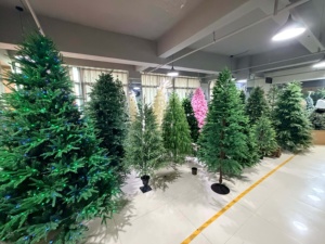 Sapin de Noël artificiel floqué à pointes effilées de 2,7 m avec lumières LED et base métallique, pour achat commercial en gros - Product Image 6