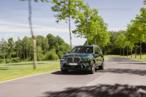 สำหรับ BMW X7 G67 อัพเกรดด้วยชุดแต่งคาร์บอนไฟเบอร์ ประกอบด้วยดิฟฟิวเซอร์กันชนหน้า สปอยเลอร์ และสเกิร์ตข้าง - Product Image 4