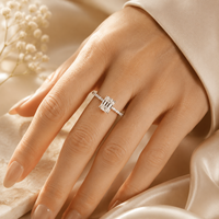 Bague de fiançailles élégante et luxueuse en argent sterling 925 personnalisée avec pierre centrale en moissanite taille émeraude, bijoux de mariage pour femme