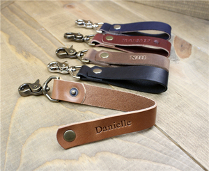 Porte-clés personnalisé en cuir véritable avec porte-clés en alliage de zinc à motif gravé - Durable et écologique - Product Image 1