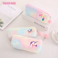 Conception populaire pas facile à tacher étui à stylo en peluche licorne sac de stylo de papeterie de dessin animé respectueux de la peau pour les étudiants