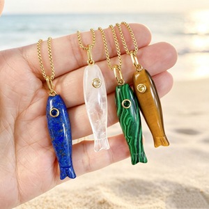 Collana con Ciondolo a Forma di Pesce in Pietra Naturale Lucidata, Catena per Clavicola, Gioiello Unisex Personalizzabile e alla Moda - Product Image 3