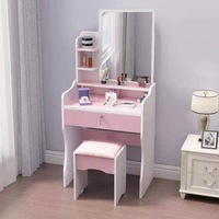 Table de maquillage rectangulaire moderne avec miroir, tabouret inclus, idéale pour appartements en location et chambres à coucher